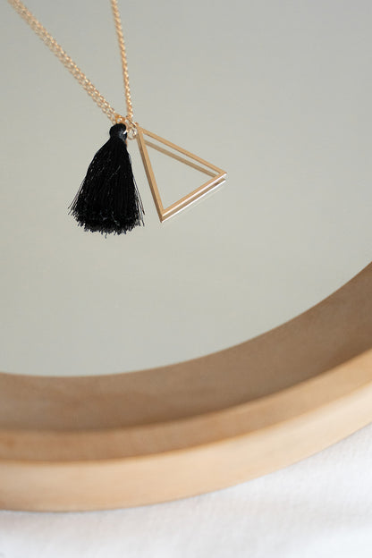 Collier long délicat placage or avec pendentifs triangle et pompon noir - Mariana 3-lifestyle-1