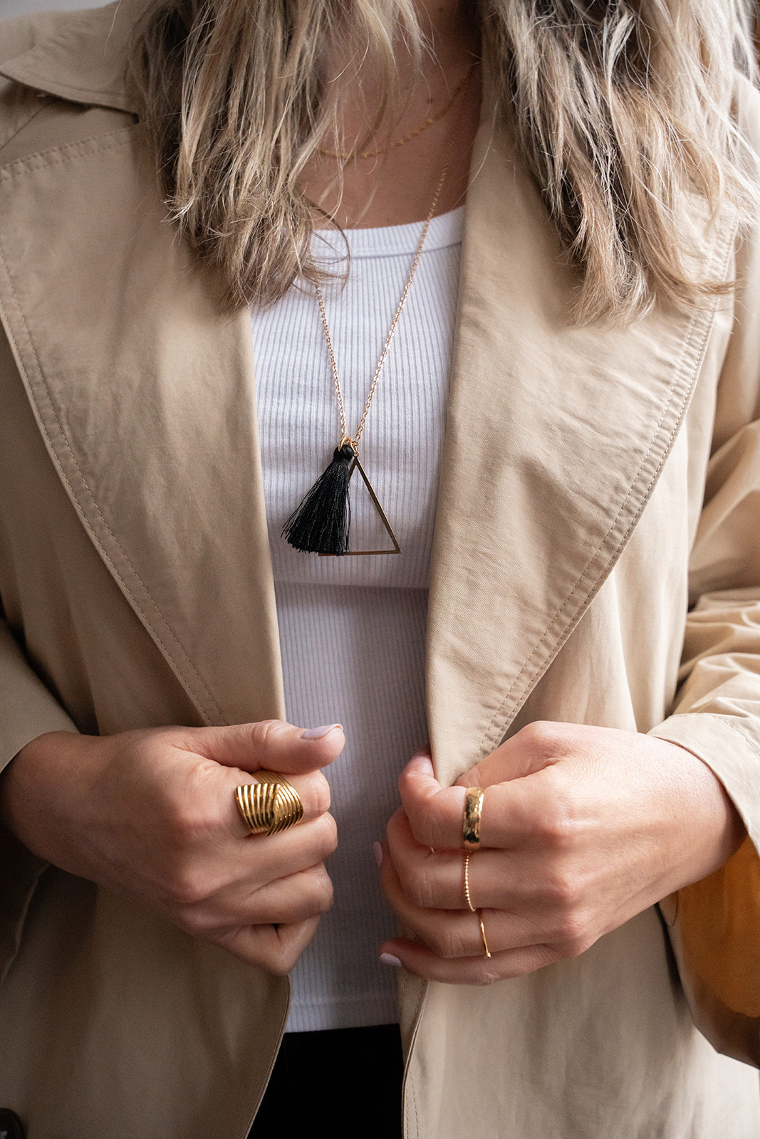 Collier long délicat placage or avec pendentifs triangle et pompon noir - Mariana 3-lifestyle sur une femme-1