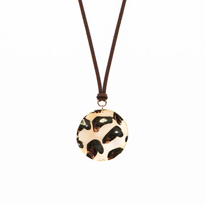 Collier long en suède brun foncé orné d'un gros médaillon rond or martelé - Mariana 4-1