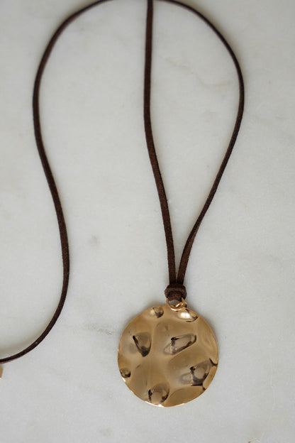 Collier long en suède brun foncé orné d'un gros médaillon rond or martelé - Mariana 4-lfestyle