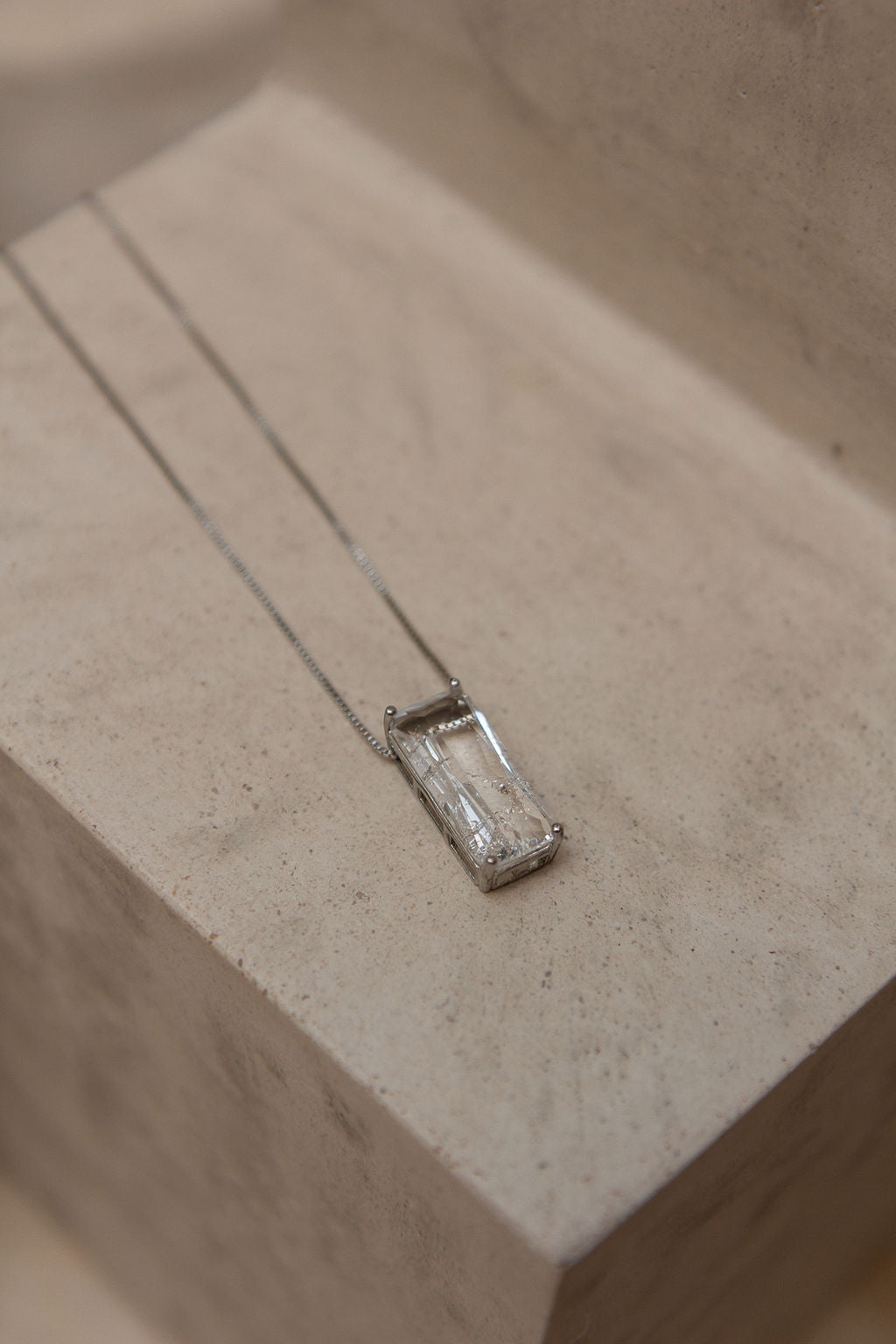 Collier plaqué rhodium avec pendentif cristal de roche, collection Entrepreneure Rachelle Séguin, automne-hiver 2023-2024