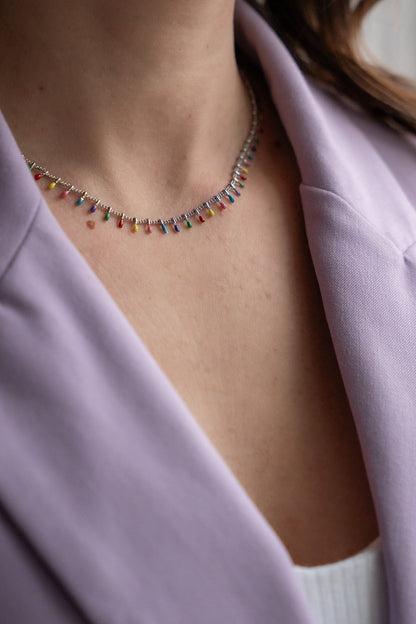 Collier inox gouttes colorées - Sabrina 1 - sur une femme