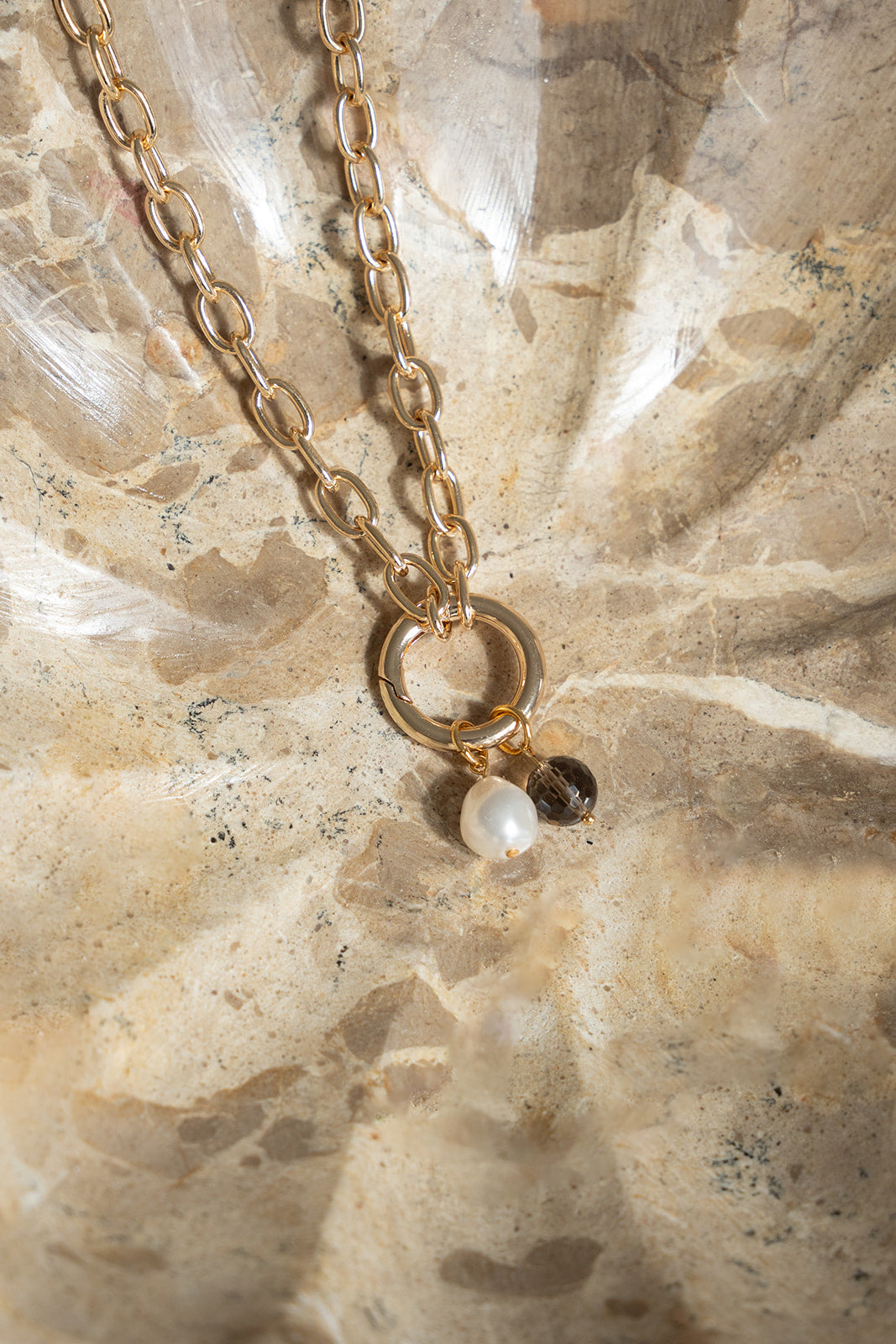Collier court maximaliste gros maillons plaqué or 14K avec billes amovibles Véronica 2-lifestyle