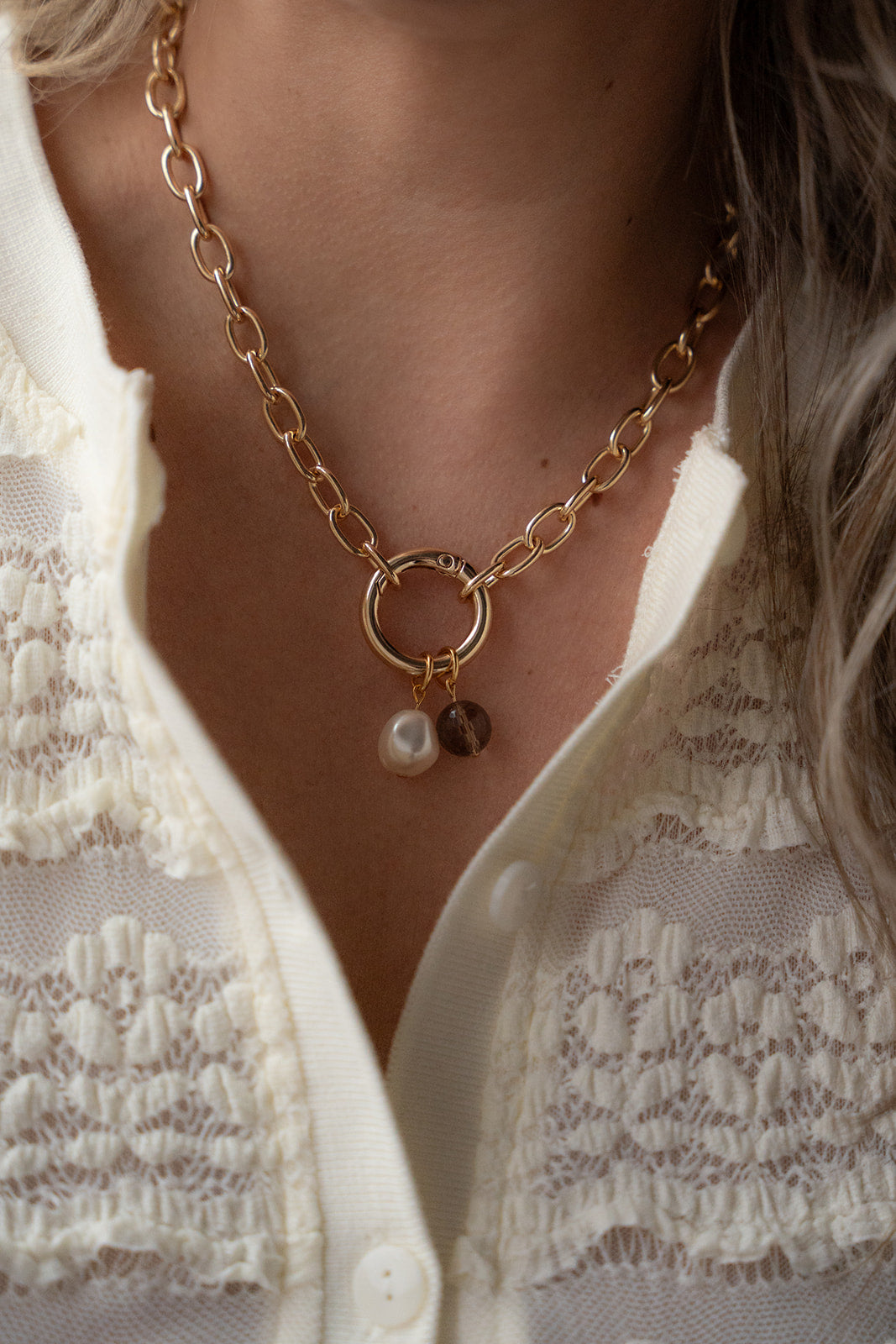 Collier court maximaliste gros maillons plaqué or 14K avec billes amovibles Véronica 2 sur femme
