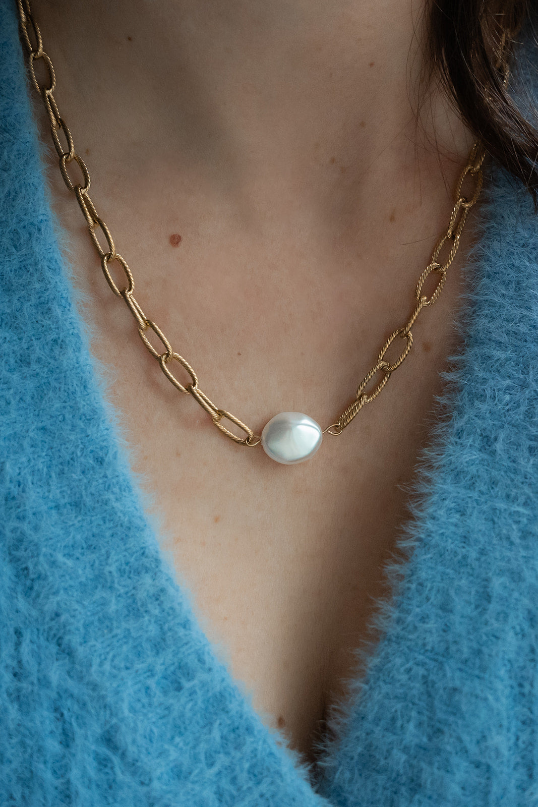 Collier maximaliste acier inoxydable or avec perle blanche baroque - Véronica 3 porté sur une femme