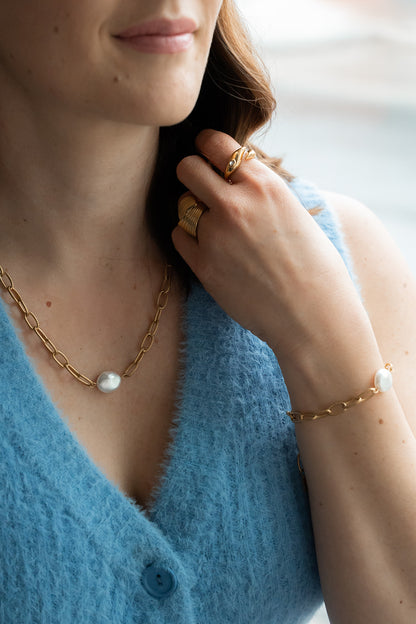 Collier et bracelet maximalistes acier inoxydable or avec perle blanche - Véronica 3 sur une femme