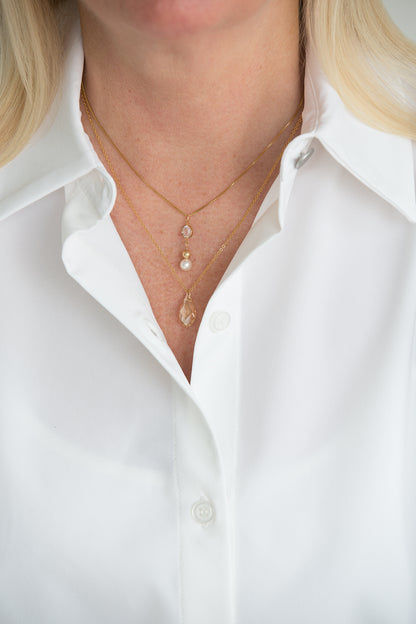 Colliers dorés avec cristaux Swarovski Mal'Or 1 et 2 - photo lifestyle sur une femme