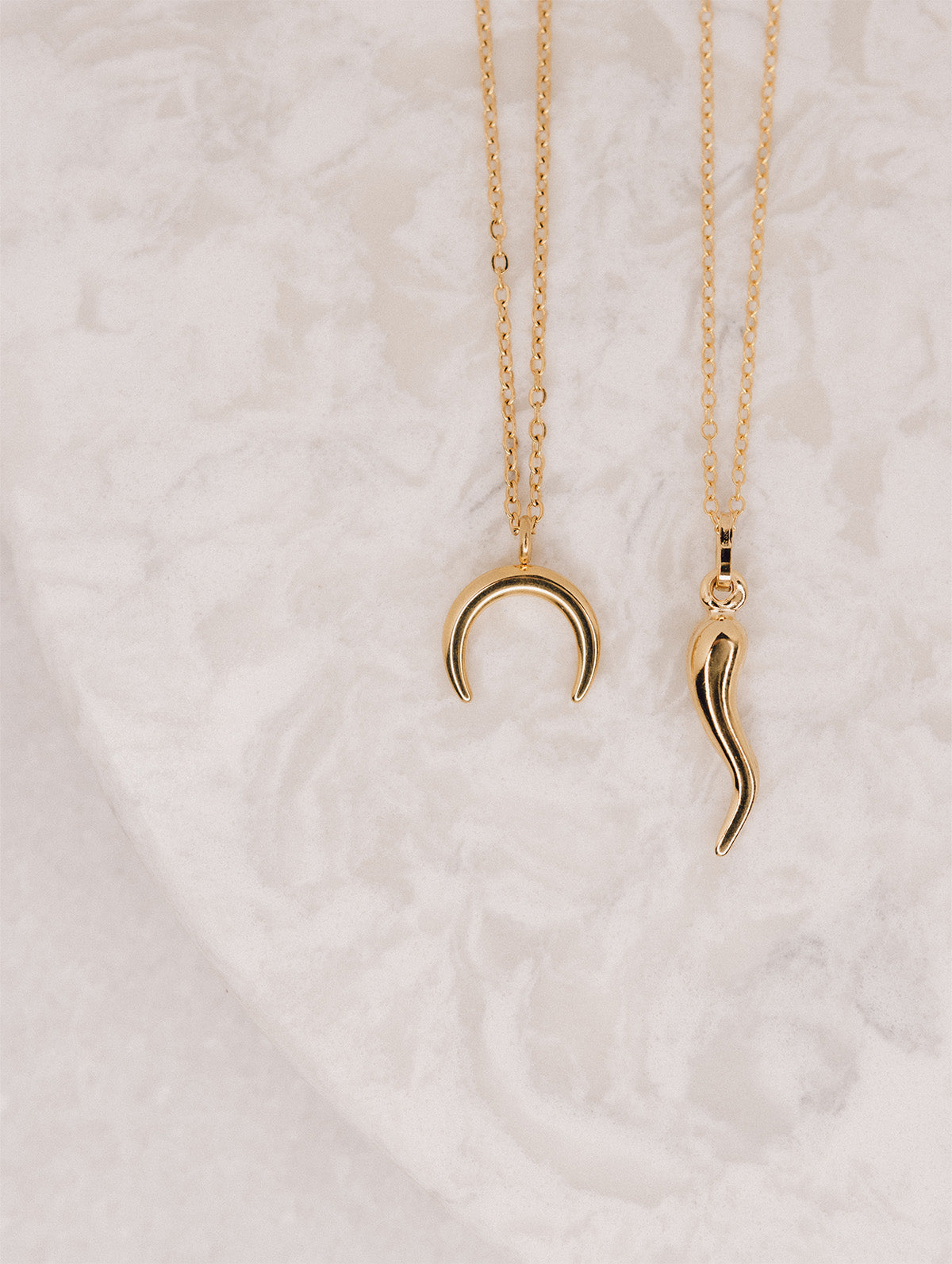 Colliers inox or croissant de lune et corne d'abondance Keira en lifestyle - Kara Bijoux 