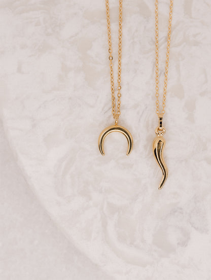 Colliers inox or croissant de lune et corne d'abondance Keira en lifestyle - Kara Bijoux 