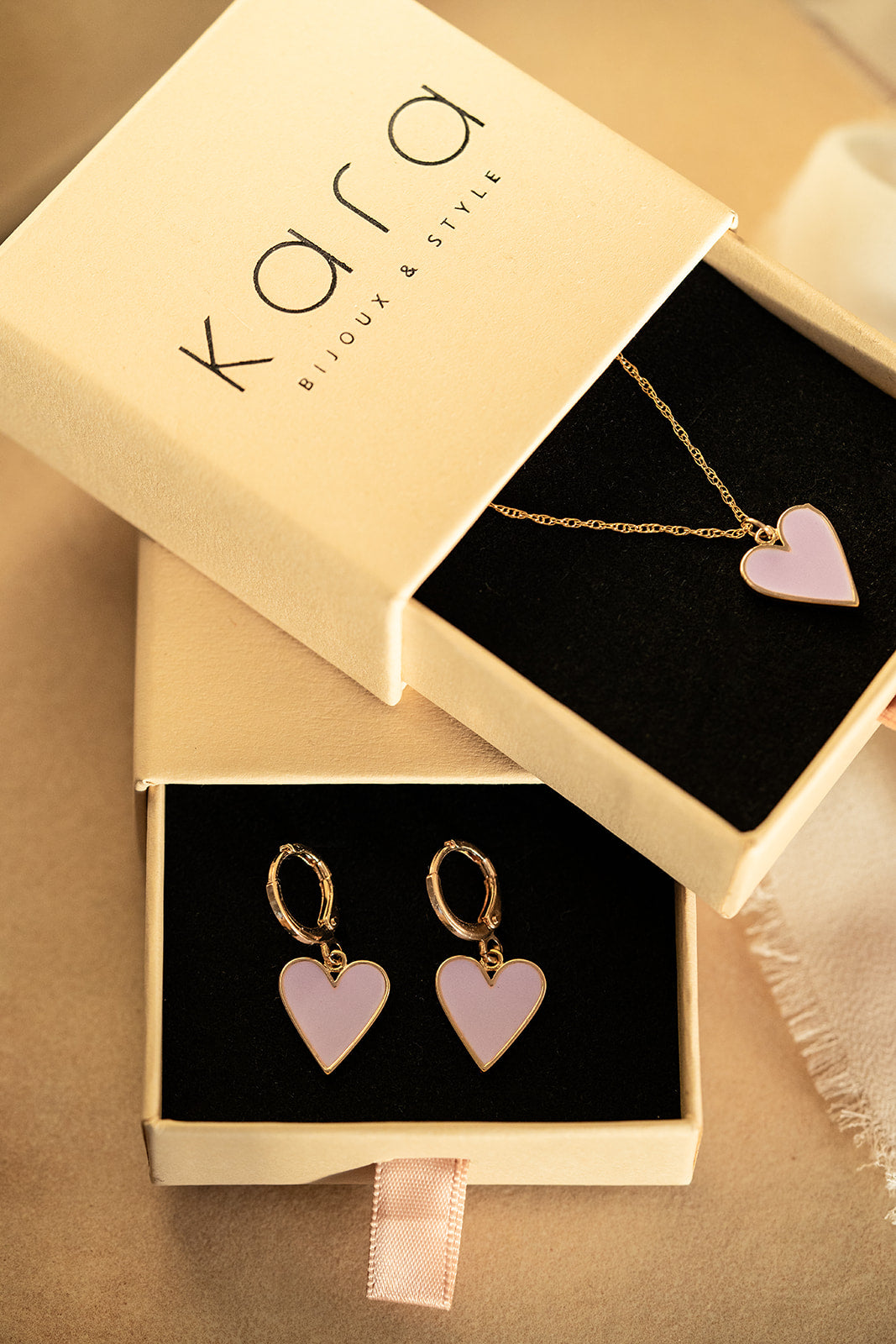 Collier Amour 7 et boucles d'oreilles amour 6 lifestyle, cadeaux - Kara Bijoux et Style