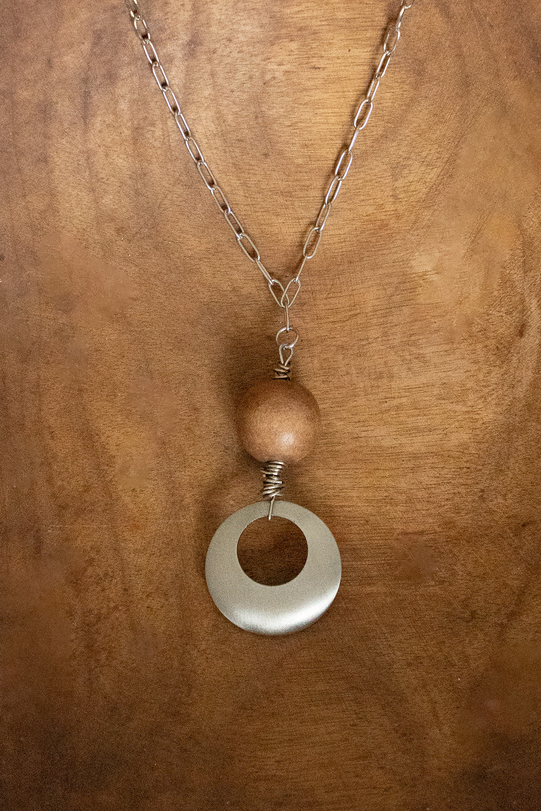 Collier mi-long chaîne Paperclip avec pendentif ajouré et bille de bois - Mariana 2-lifestyle