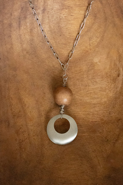 Collier mi-long chaîne Paperclip avec pendentif ajouré et bille de bois - Mariana 2-lifestyle
