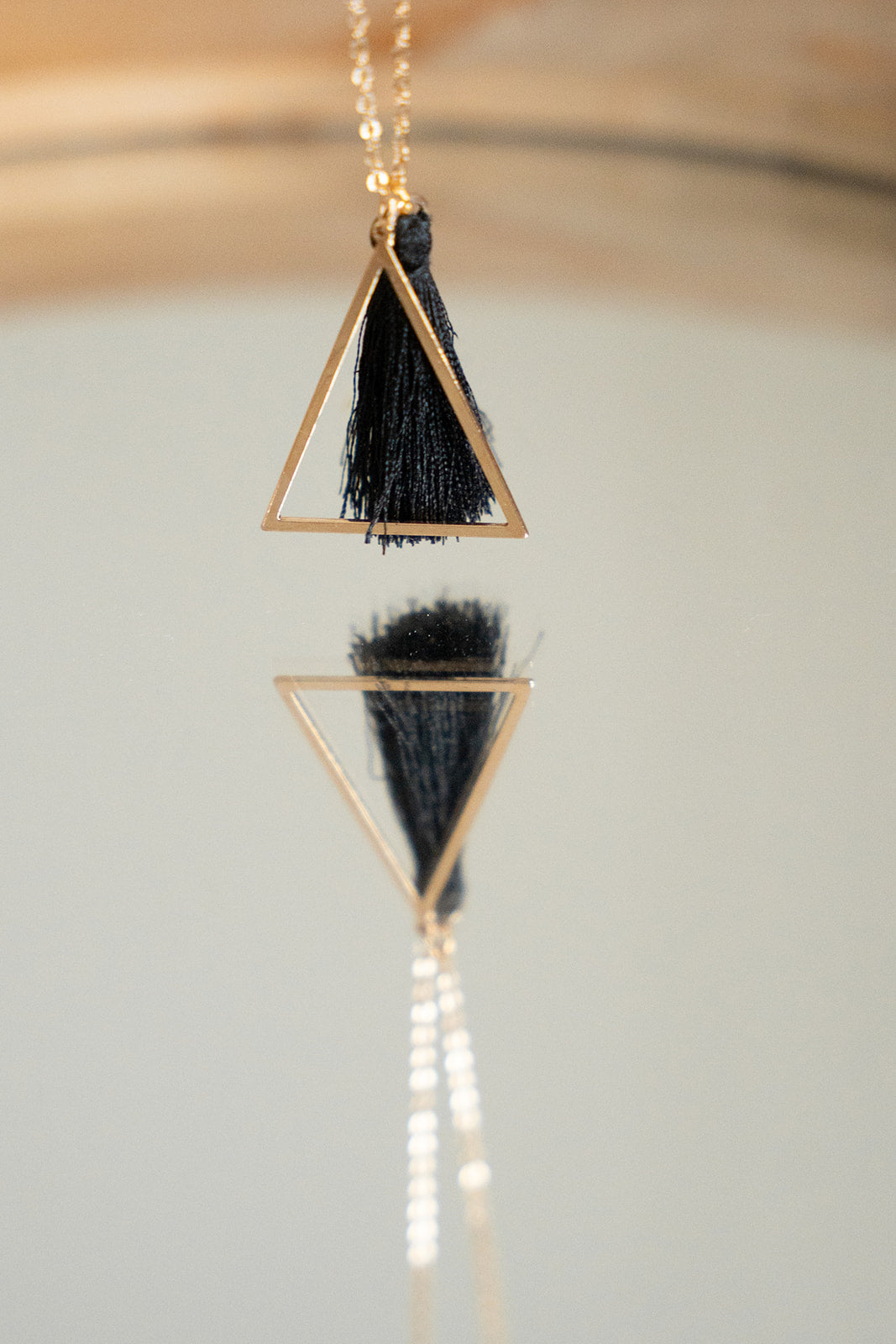 Collier long délicat placage or avec pendentifs triangle et pompon noir - Mariana 3-lifestyle-2