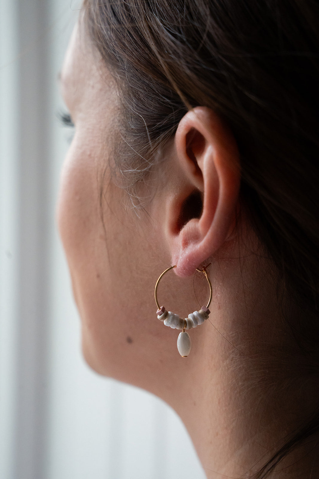 Boucles d'oreilles boho chic anneaux minces or avec billes coquillage - Mariana 3 sur une femme-2