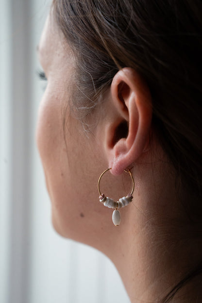 Boucles d'oreilles boho chic anneaux minces or avec billes coquillage - Mariana 3 sur une femme-2