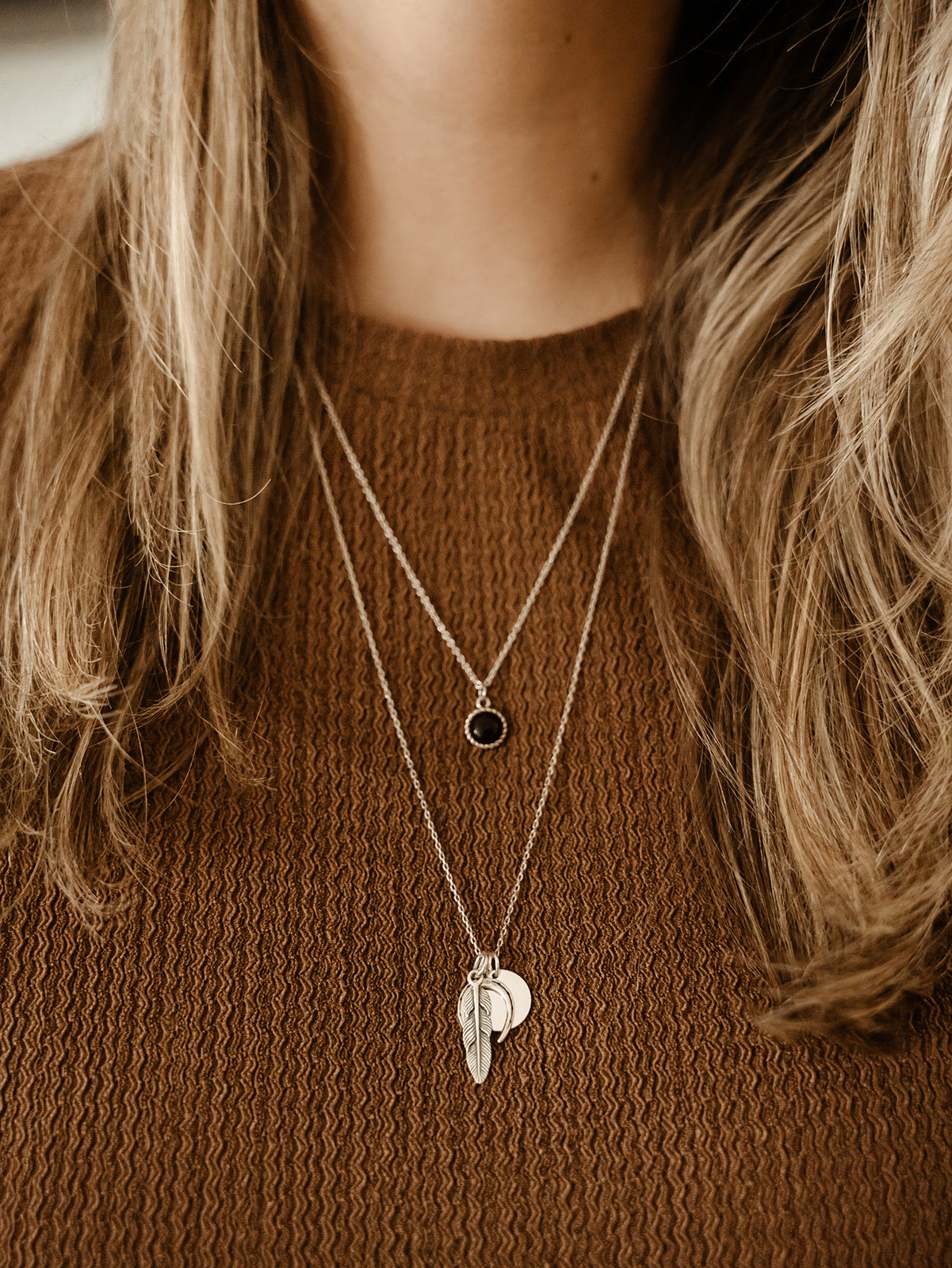 Colliers Florence 6 et 7 portés sur une femme, stylisme - Kara Bijoux et Style