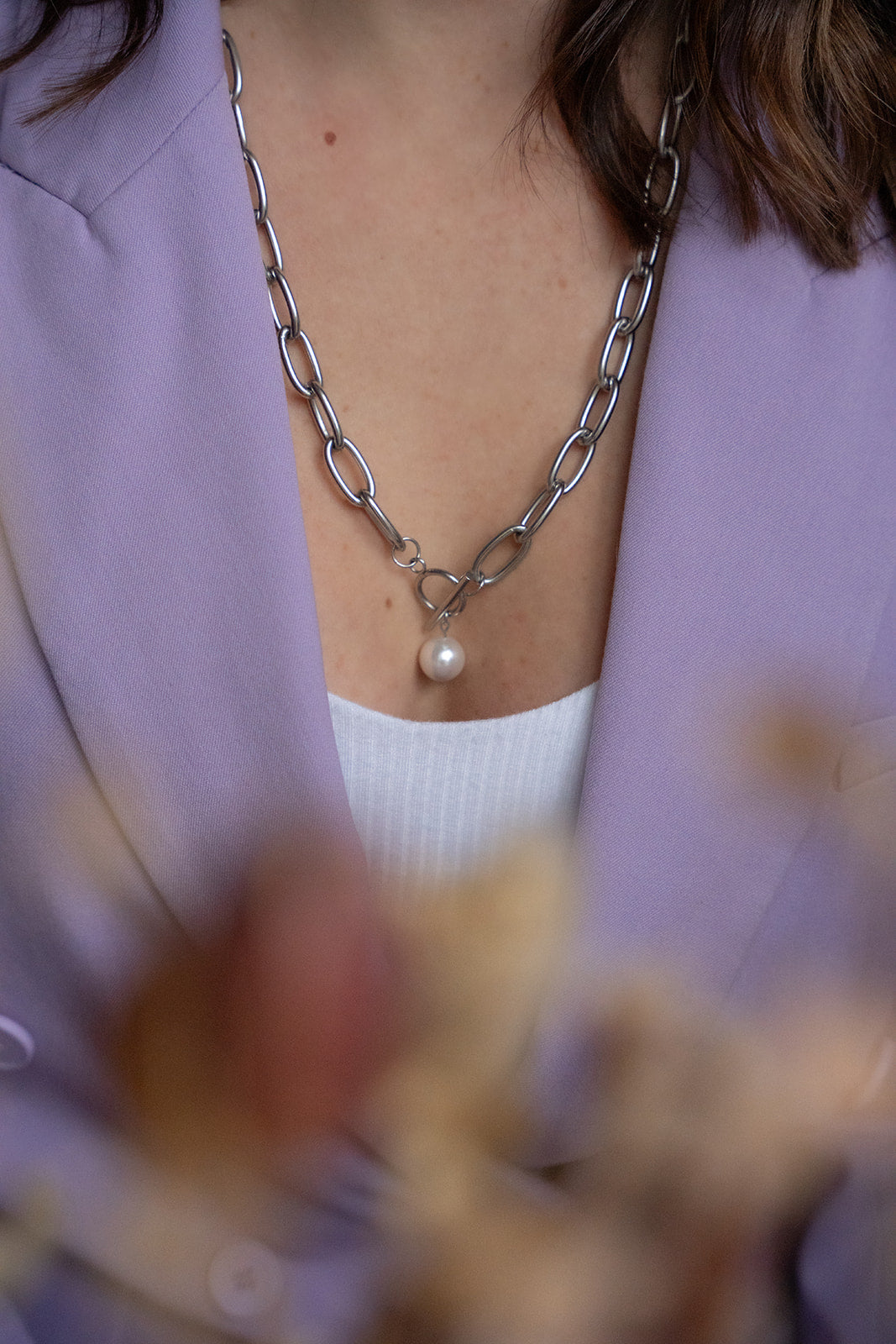 Collier XXL maximaliste acier inoxydable avec perle blanche porté sur une femme -Véronica 1-1