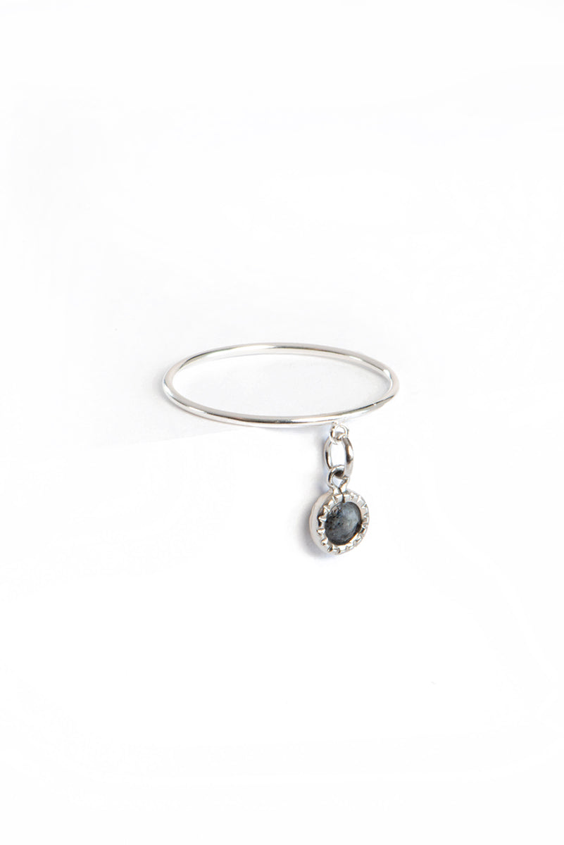 Bague fine argent sterling avec mini pierre noire labradorite - Savie 1-2