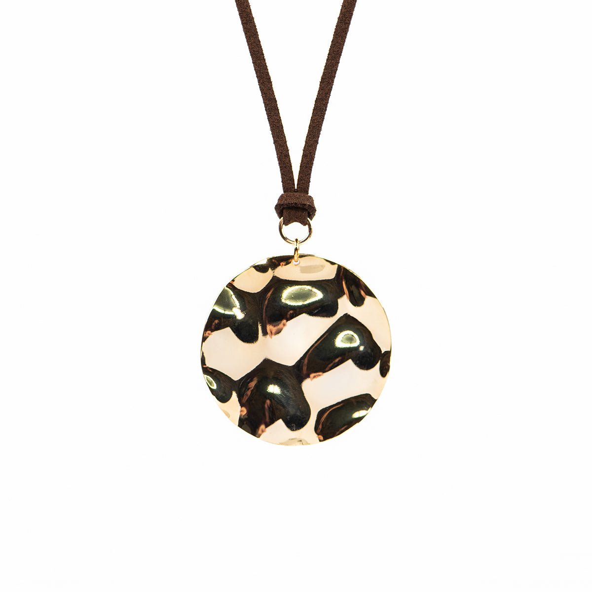 Collier long en suède brun foncé orné d'un gros médaillon rond or martelé - Mariana 4-2