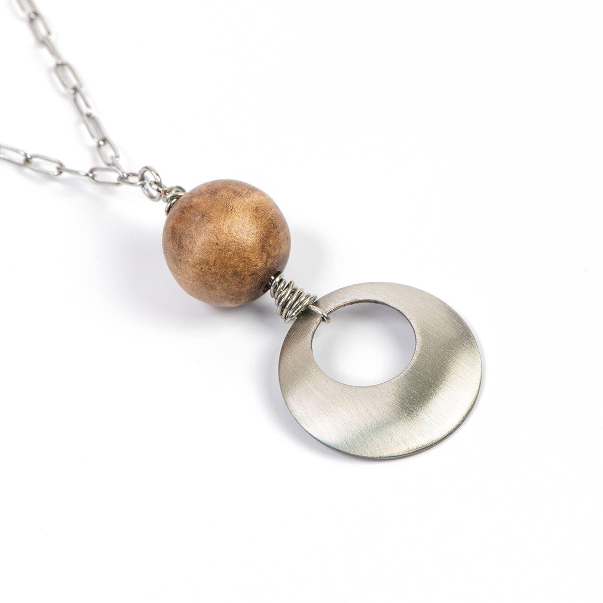 Collier mi-long chaîne Paperclip acier inoxydable avec pendentif ajouré et bille de bois - Mariana 2-3
