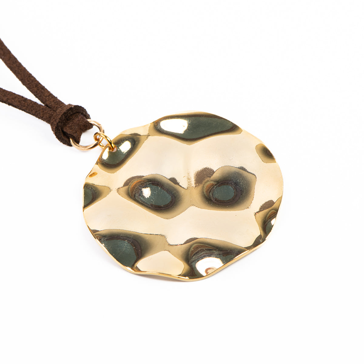 Collier long en suède brun foncé orné d'un gros médaillon rond or martelé - Mariana 4-3