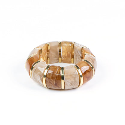 Bracelet élastique maximaliste fait en résine de couleur beige-brun et en acier inoxydable or - Juliana 2 brun-2
