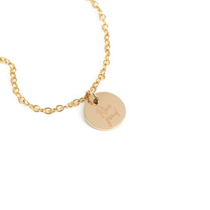 Bracelet délicat en or rempli 14K orné d'un médaillon avec gravure Rêve grand - Kara 1-2