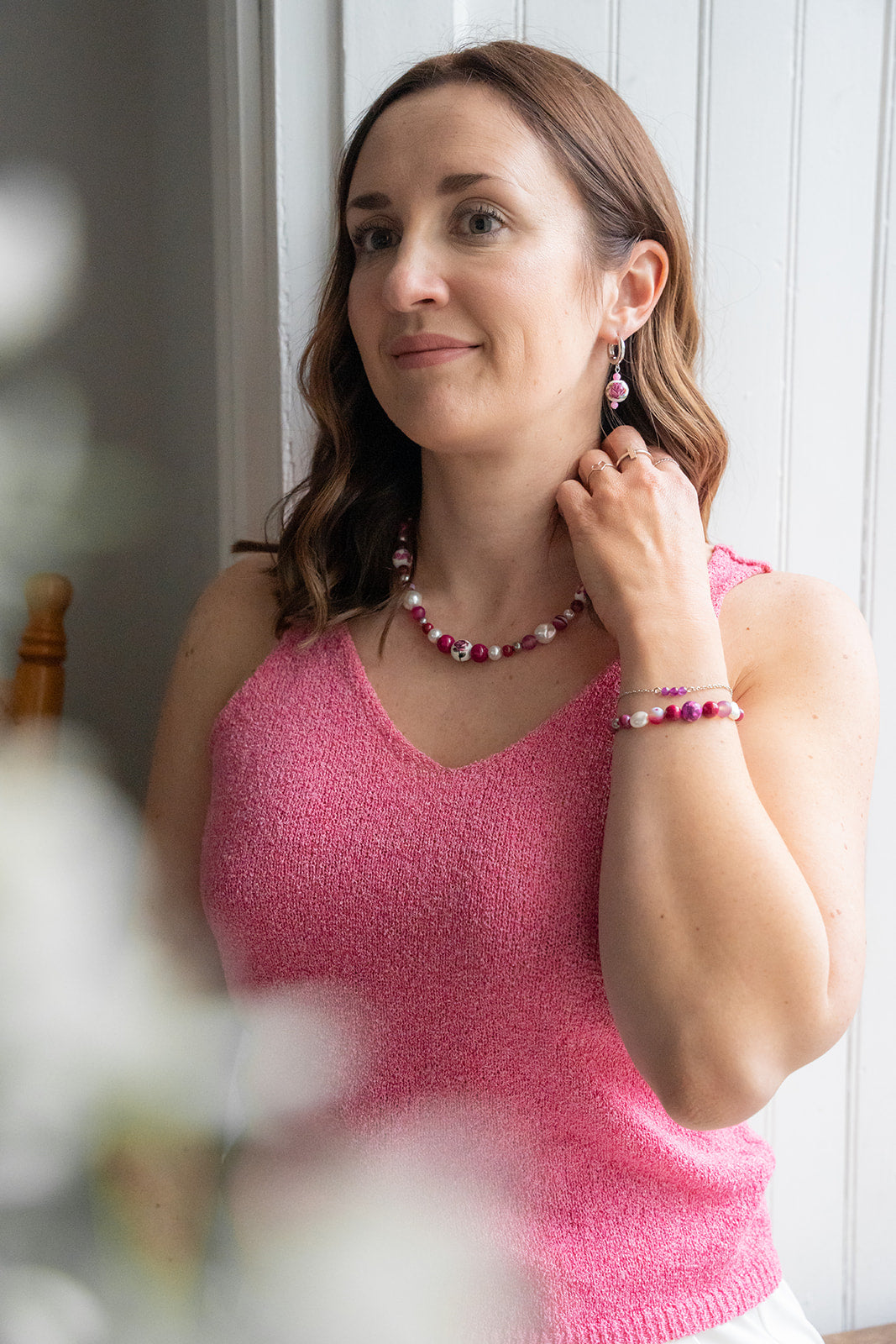 Boucles d'oreilles anneaux chunky + collier + bracelet placage rhodium avec billes fleur en céramique - Mariana 5 sur femme