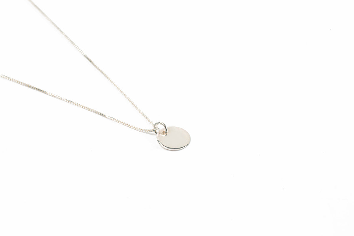 Collier délicat en argent sterling .925 avec médaillon rond personnalisable Grace 2-3