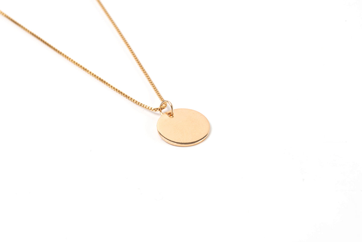 Collier délicat en or rempli 14K avec médaillon rond personnalisable Grace 7-3