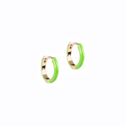 Boucles d'oreilles mini anneaux lisses plaqués or 14K avec émail coloré Ivy 5 vert-1