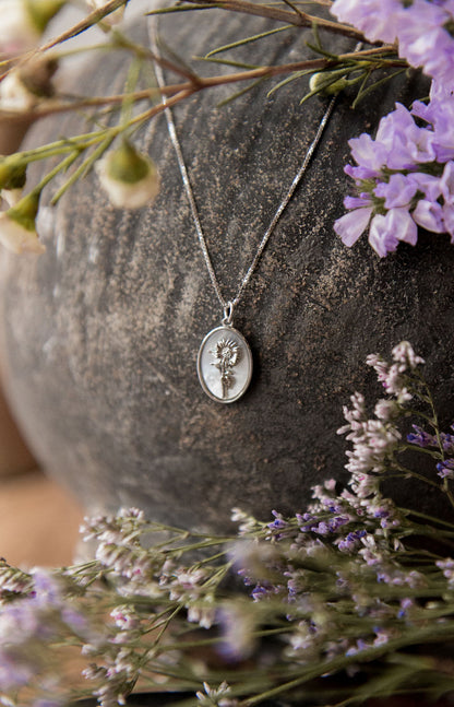 Collier Marguerite 2 fleur août glaïeul lifestyle, fabriqué par Kara Bijoux et Style