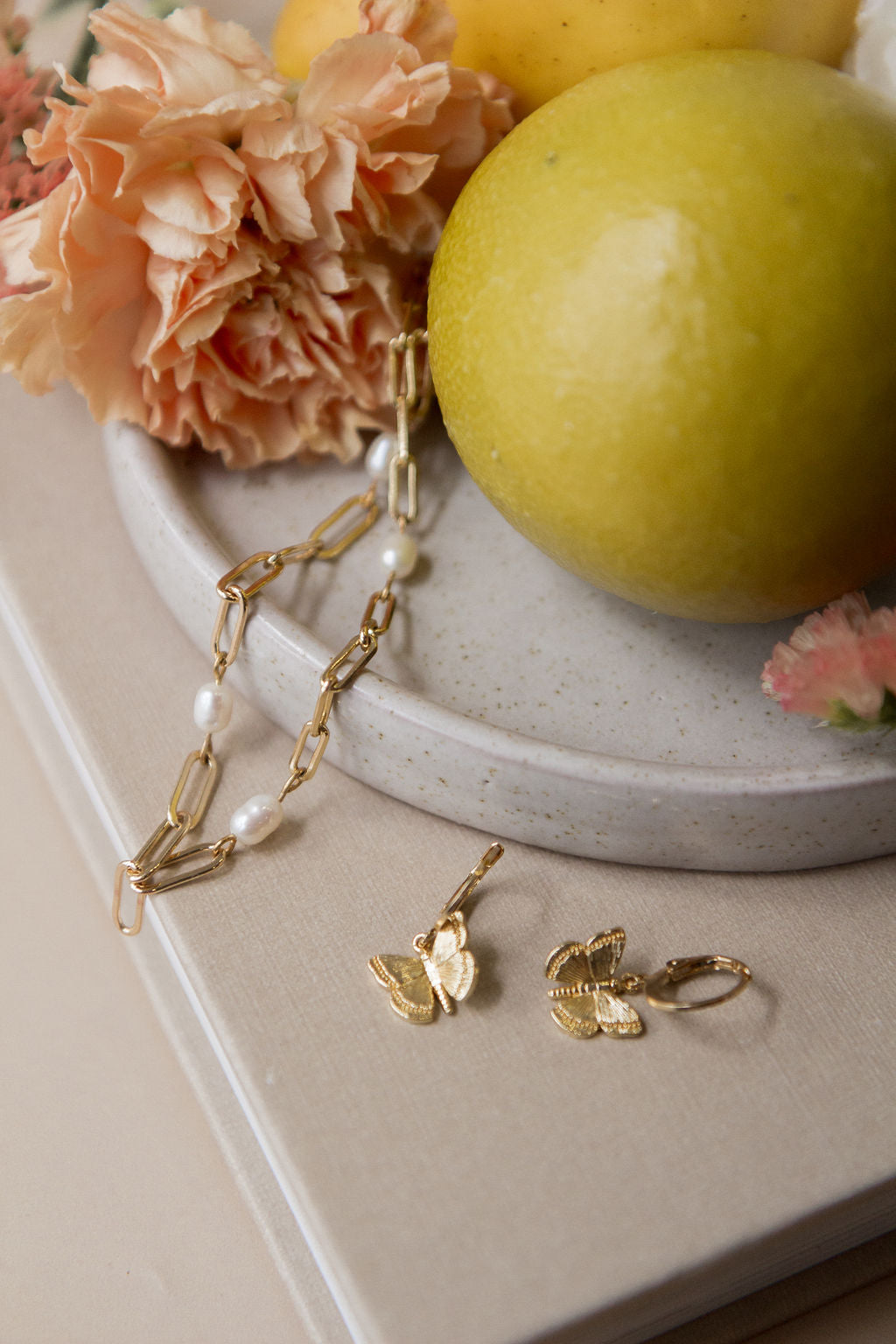 Boucles d'oreilles Alma 1 et collier Marguerite 4 lifestyle Kara Bijoux et Style