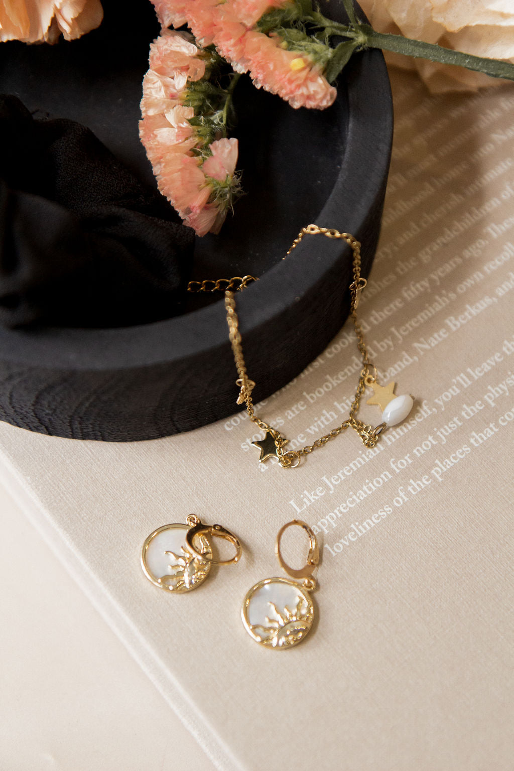 Chevillère Iris 1 or et boucles d'oreilles Iris 2 lifestyle - Kara Bijoux, Lévis