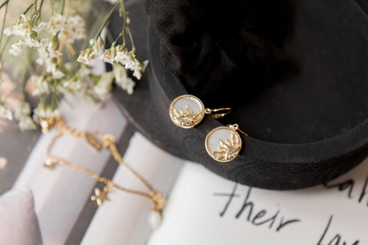 Boucles d'oreilles Iris 2 lifestyle fabriquées à Lévis - Kara Bijoux
