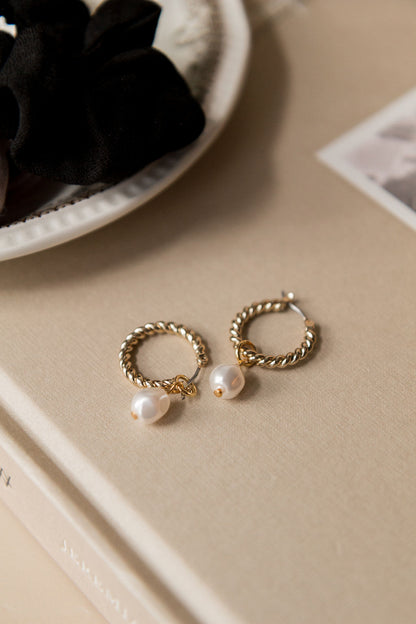Boucles d'oreilles Marguerite 2 lifestyle image 1 - Kara Bijoux et Style