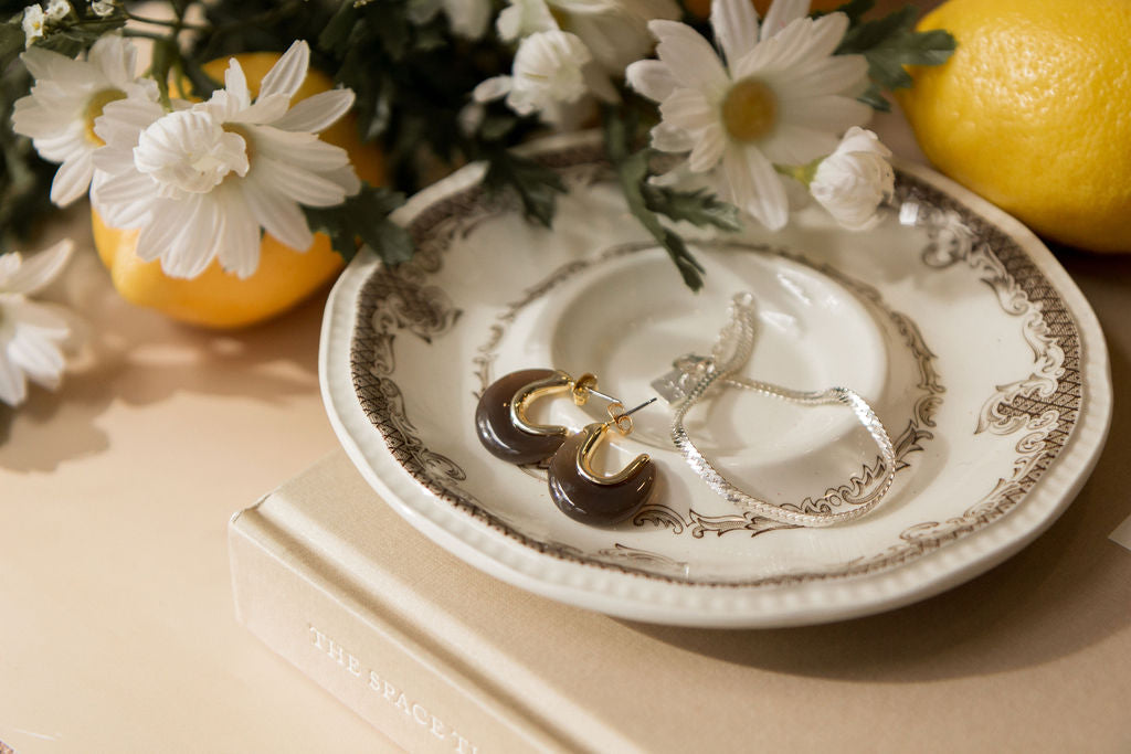 Collier Marguerite 1 et boucles d'oreilles Iris 1 lifestyle, Kara Bijoux et Style