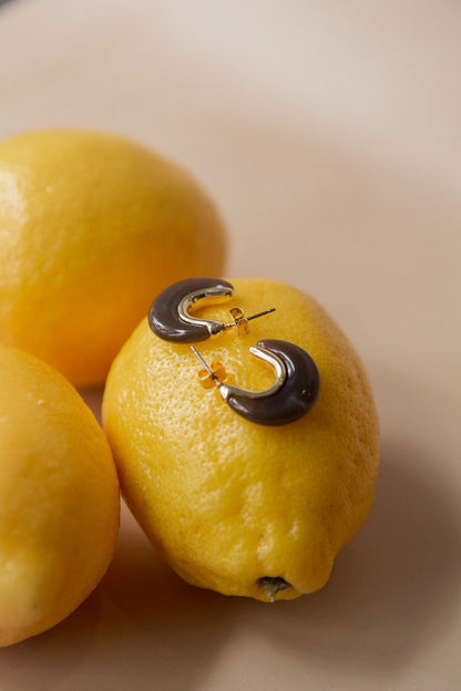 Boucles d'oreilles Iris 1 brun  lifestyle - Kara Bijoux et Style, Lévis