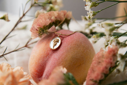 Collier Marguerite 3 lifestyle, fabrication à la main - Kara Bijoux et Style