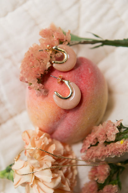 Boucles d'oreilles Iris 1 beige lifestyle - Kara Bijoux et Style, Lévis