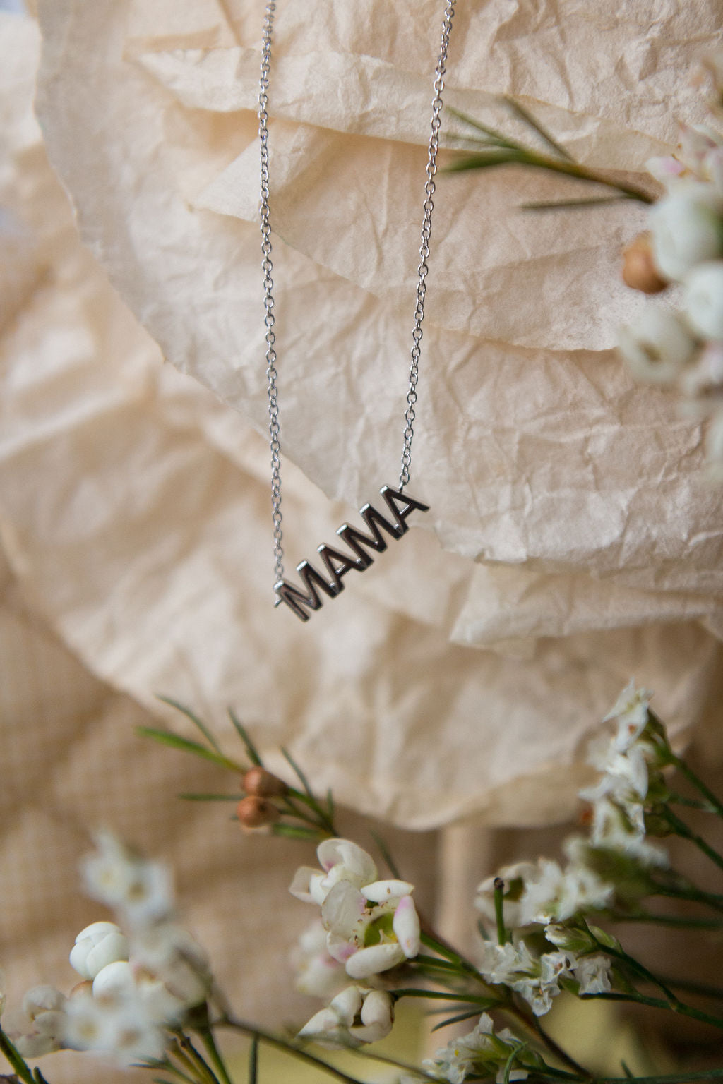 Collier Mama argent photo lifestyle, fabrication artisanale - Kara Bijoux et Style