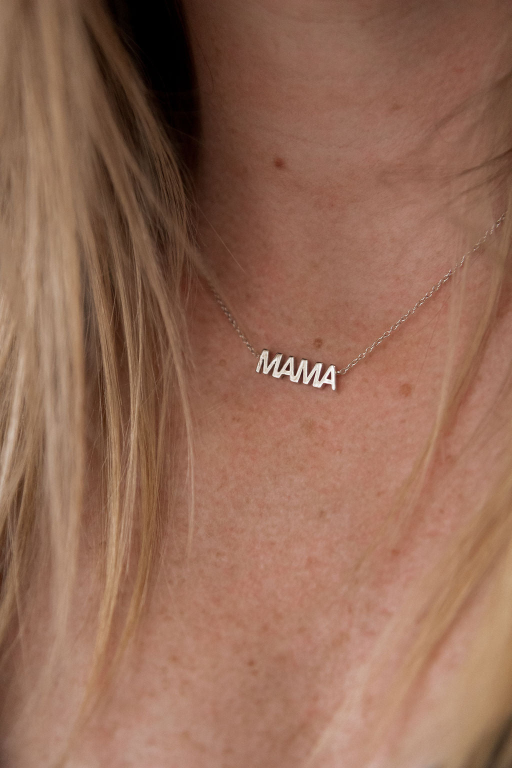 Collier Mama argent porté sur une femme, fabrication artisanale - Kara Bijoux