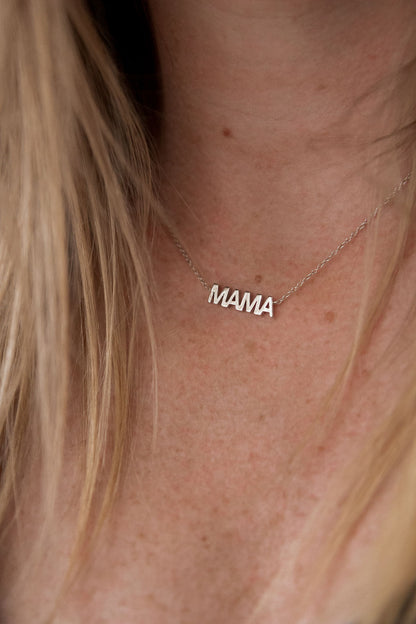 Collier Mama argent porté sur une femme, fabrication artisanale - Kara Bijoux