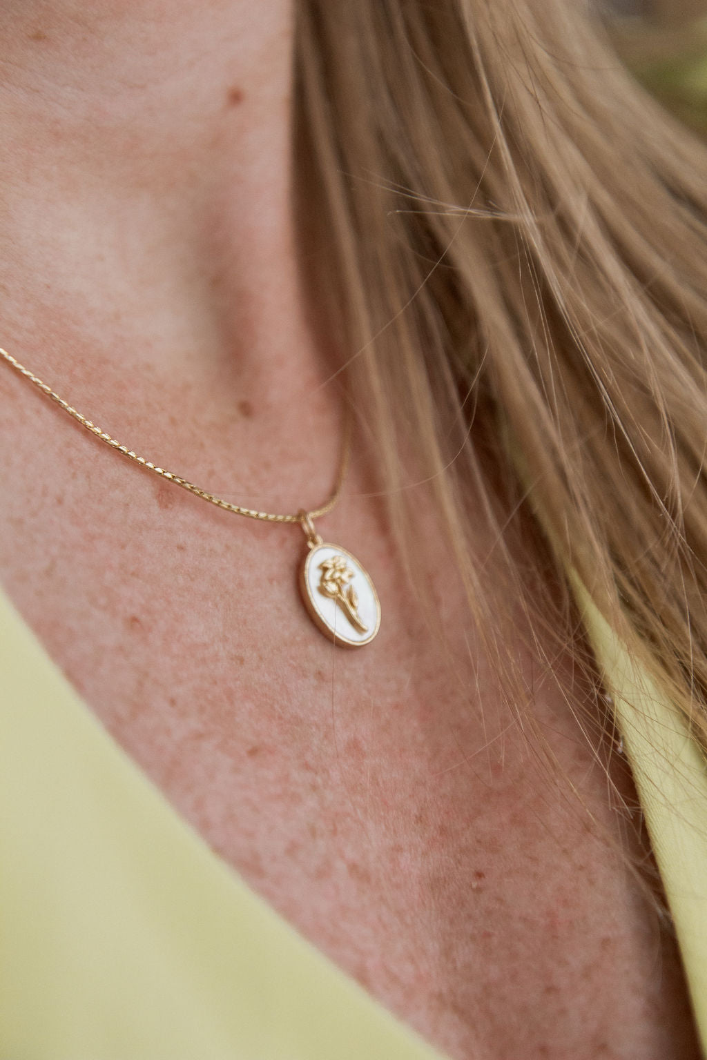 Collier Marguerite 3 porté sur une femme, à Québec - Kara Bijoux