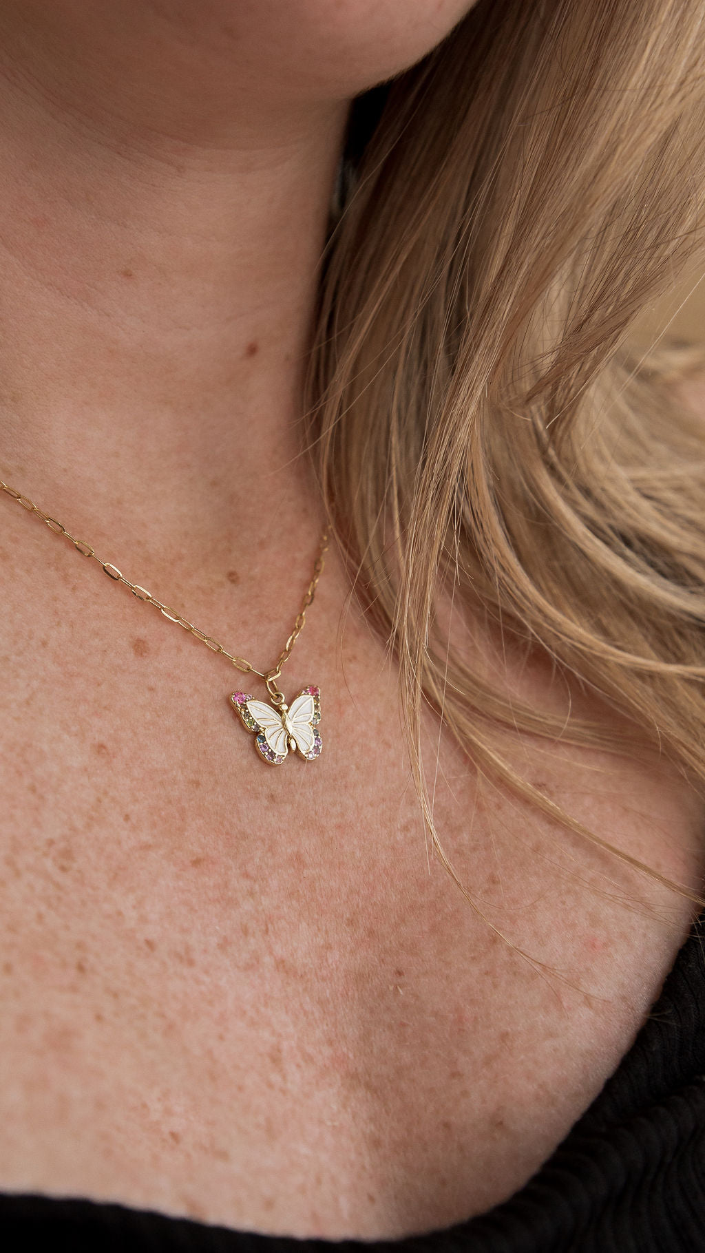 Collier Alma 3 sans perle porté sur une femme, fabriqué à Lévis - Kara Bijoux et Style