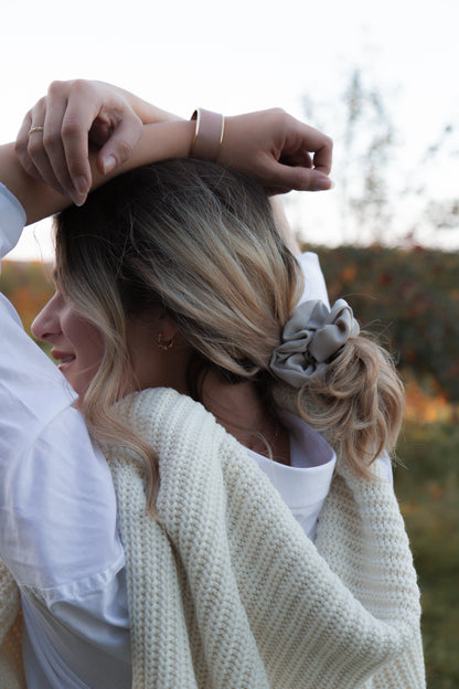 Bracelet rigide or avec cuir de pomme rose porté sur une femme à Québec - Kara x Sanana