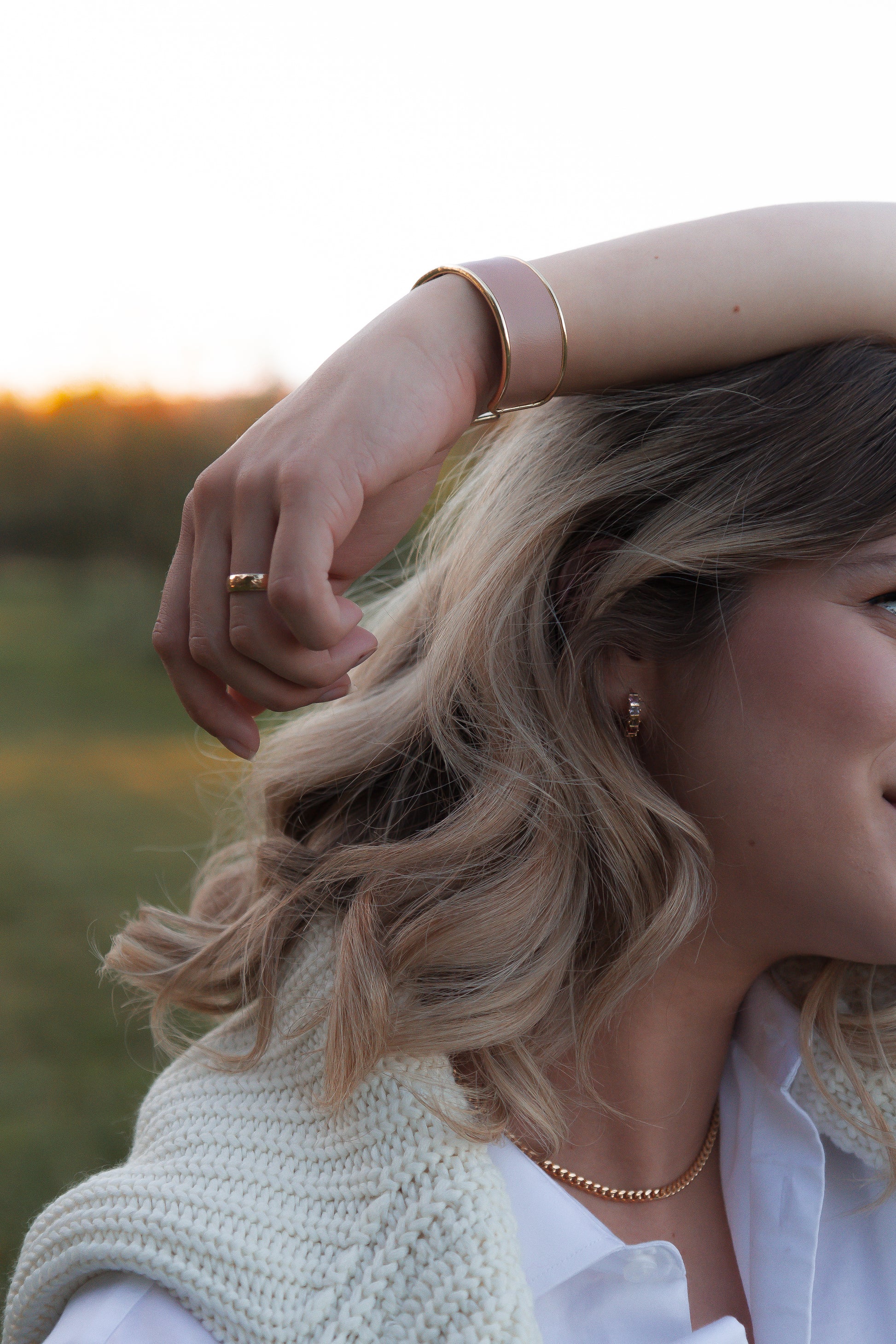 Bracelet rigide or avec cuir de pomme rose porté sur une femme à Québec - Kara x Sanana