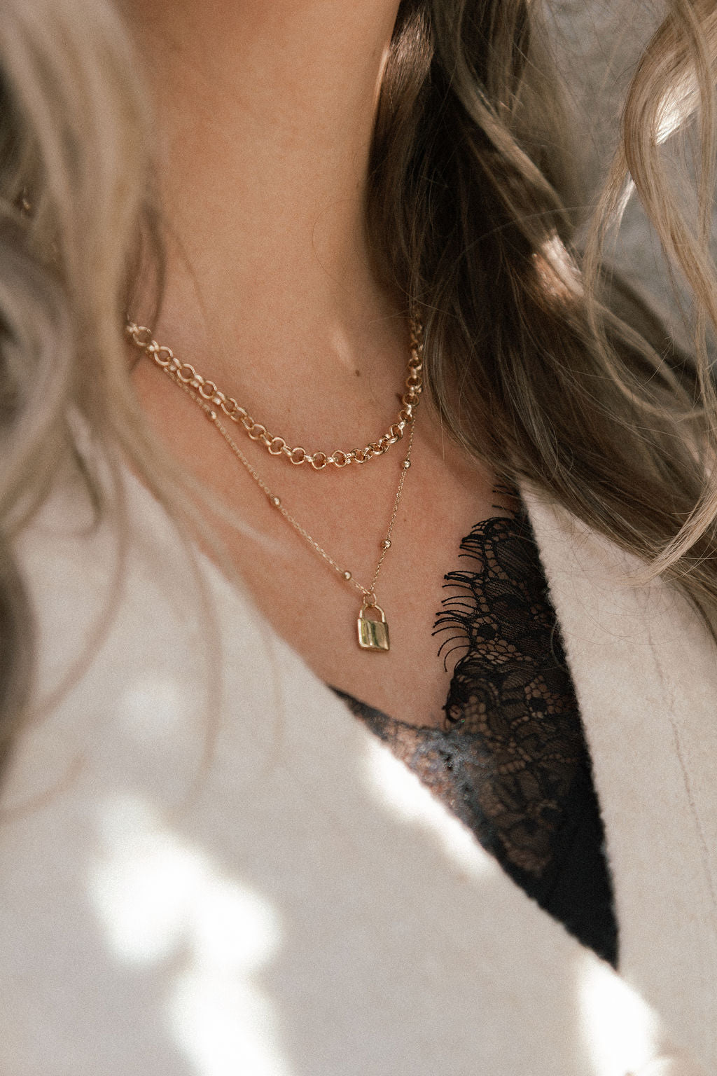 Colliers Florence 8 et 9 portés sur une femme, stylisme - Kara Bijoux et Style