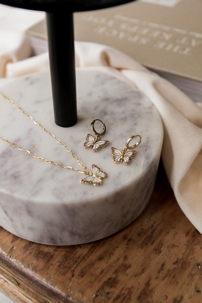 Collier Alma 3 et boucles d'oreilles Alma 2 sans perle lifestyle, Lévis, Kara Bijoux