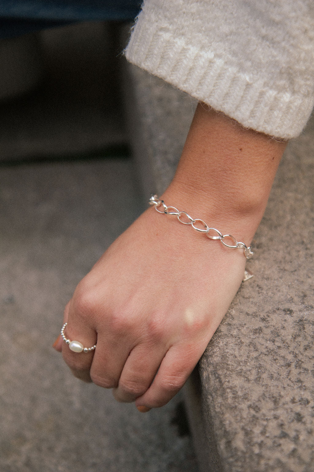 Bracelet placage argent à gros maillons porté sur un poignet, avec bague, Margot 5